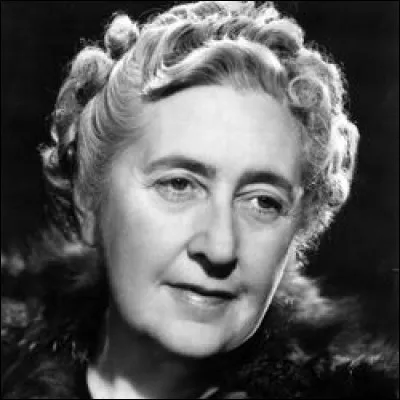 En quelle année Agatha Christie écrit-elle son premier roman, et quand celui-ci fut-il édité ?