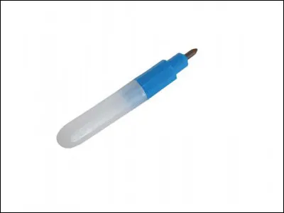 Quelle substance appliquée régulièrement au crayon semble parfois efficace et rapide pour le traitement des verrues ?