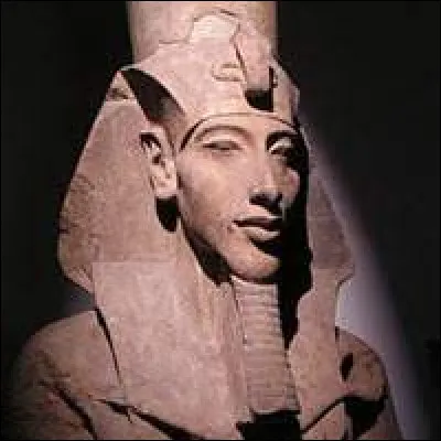 Sur quel pays le pharaon Akhenaton a-t-il régné ?