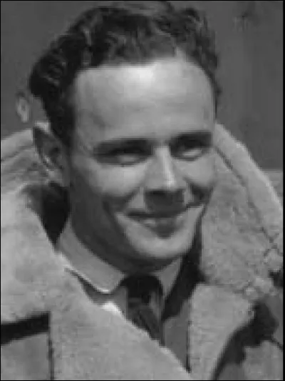 Pilote sud-africain, bas&eacute; &agrave; &Eacute;leusis, pr&egrave;s d'Ath&egrave;nes, lors de l'invasion de la Gr&egrave;ce par les forces nazies en 1941, il fut cr&eacute;dit&eacute; de 51 victoires. Quel est son nom ?