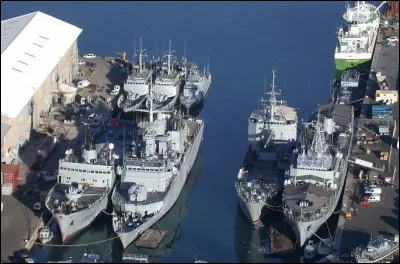 La base navale compte jusqu'&agrave; pr&eacute;sent cinq b&acirc;timents, nommez-les :