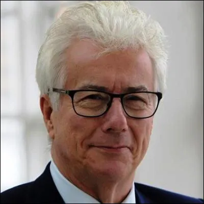 Dans quel roman Ken Follett raconte-t-il la construction dune cathédrale dans lAngleterre du XIIe siècle ?