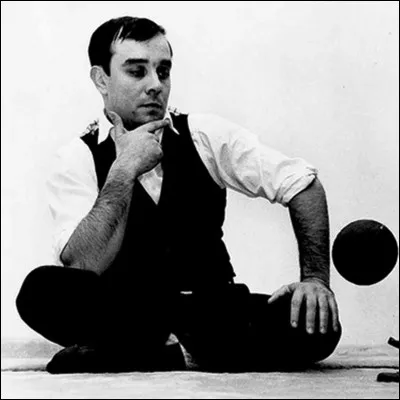 Pour quel thème duvres est connu le peintre Yves Klein ?