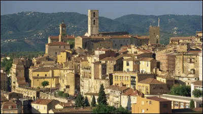 2002 : Le gardien de but espagnol Santiago Canizares se prépare pour la Coupe du Monde à laquelle il ne participera finalement pas. Avec quel objet cassant et coupant s'est-il blessé au pied ?