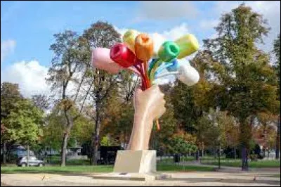 Quel artiste américain est le créateur de ''Bouquet of Tulips'', sculpture monumentale, installée à la suite de controverse dans les jardins des Champs-Élysées ?