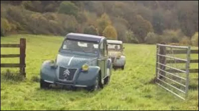 On dirait deux chevaux qui sortent du pré. En quelle année la "deuche" est-elle présentée au salon de l'auto ?