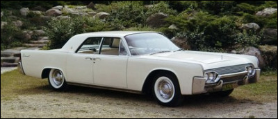 Cette voiture américaine fut celle dans laquelle Kennedy perdit la vie en novembre 1963 à Dallas. Quel est ce modèle ?