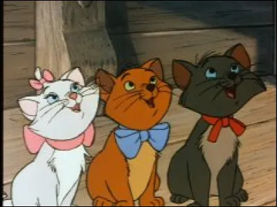 Dans les 'Aristochats', comment s'appellent les chats qui chantent 'Des gammes et des arpèges' ?