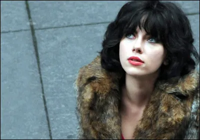 Dans lequel de ces films voyons-nous Scarlett Johansson ainsi ?