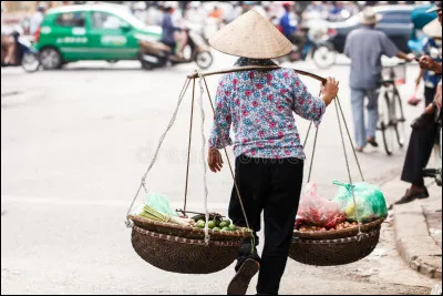 À une époque où la population habitait surtout dans les campagnes, les villages recevaient la visite de ... . On les appelait aussi des colporteurs ou des porteballes, car ils transportaient leurs marchandises sur leur dos dans une ou plusieurs balles, des sortes de hottes en bois ou en toile.