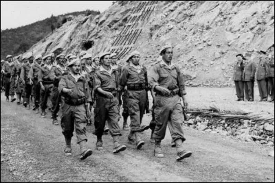 Les harkis étaient des soldats algériens secondés par l'armée française.