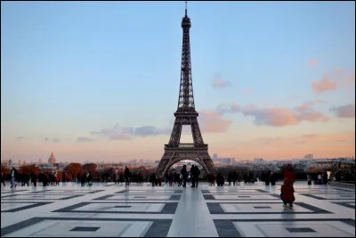 La Tour Eiffel possède-t-elle un ascenseur ?