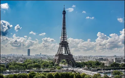 La Tour Eiffel se trouve dans le ... arrondissement de Paris.