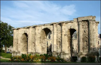 Dans la BD ''Le Tour de Gaule d'Astérix'', Astérix et Obélix s'y arrêtent et achètent des amphores de vin pétillant, le champagne.
Quel est le nom latin de la ville de Reims ?