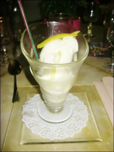 Vous allez déguster ce dessert glacé, le colonel.
Savez-vous de quel alcool est arrosé le sorbet au citron ?