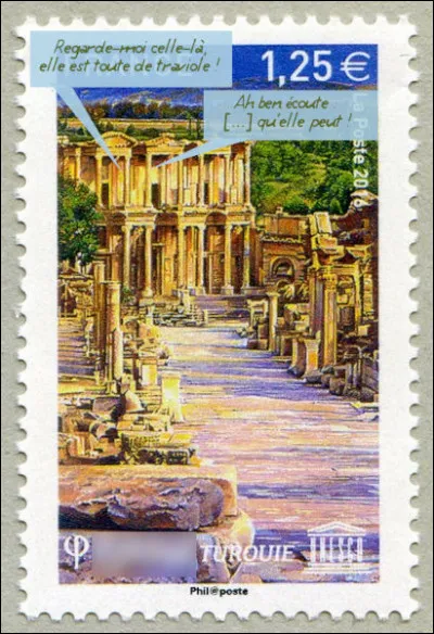 On ne dirait pas comme ça, mais les colonnes ne sont pas toutes de marbre ! La preuve ci-dessus...