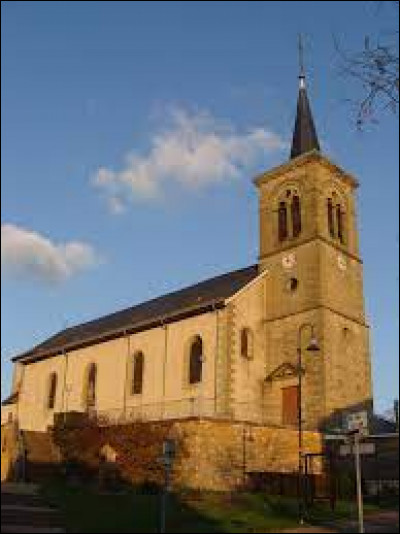 Nous commençons notre balade à Bambiderstroff, devant l'église Saint-Félix-de-Nole. Village du Grand-Est, à 5 kilomètres de Saint-Avold, il se situe dans le département ...