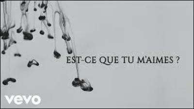 Il s'appelle Gandhi Djuna, c'est un rappeur qui a fait partie du groupe Sexion d'Assaut avant d'entamer une carrière solo, et il chante "Est-ce que tu m'aimes ?". Sous quel pseudo est-il connu ?