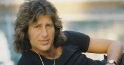 "Laisse-moi t'aimer" "C'est comme ça que je t'aime" sont deux des titres les plus connus de Mike Brant, ce chanteur des années 70 qui a choisi de nous quitter alors qu'il n'avait que 28 ans. Qui le fit venir en France après l'avoir remarqué à Téhéran ?