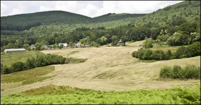 Ce cirque granitique de 700 m de rayon, culminant à 909 mètres, avec un dénivelé de 300 m, c'est le cirque de ...