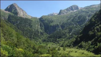 Ce cirque d'origine glaciaire, dominé par le pic de Certescans (2 840 m), est le cirque de ...