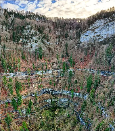 Cette reculée forme une échancrure dans le plateau de Maîche, provoquée par un effondrement au moment du plissement. Elle se termine par deux culs-de-sac d'un dénivelé de 350 mètres : il s'agit du cirque de ...