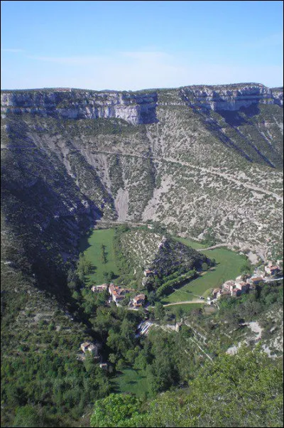 Ce cirque, formé par un méandre recoupé de la rivière la Vis entre le causse du Larzac et le causse de Blandas, est le cirque de ...