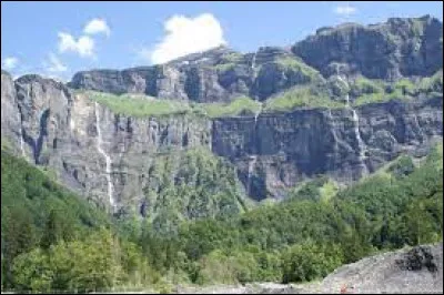 Il s'agit d'un cirque naturel formant un hémicycle calcaire de 4 à 5 kilomètres, avec des parois de 500 à 700 mètres de hauteur, dominées par des sommets approchant 3 000 mètres d'altitude : c'est le cirque de/du ...