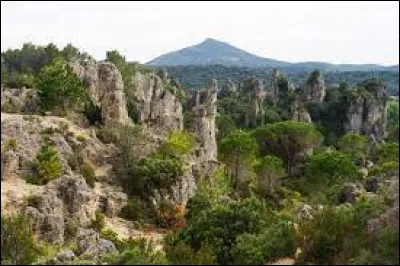 Il s'agit d'un cirque dolomitique où l'érosion a façonné un paysage ruiniforme :