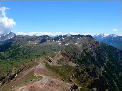 Ce grand cirque rocheux de forme ovale, long de 4 km et large de 2 km, se situe entre 1900 m et 2381 m d'altitude. C'est le cirque de/du ...