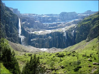 Ce grand et impressionnant cirque glaciaire est entouré par de nombreux sommets dont le pic du Marboré avec 3 248 mètres d'altitude. La hauteur des parois atteint près de 1 500 mètres en plusieurs paliers : c'est la cirque de ...