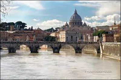 Dans quelle ville le Vatican est-il enclavé ?