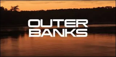 Il joue le rôle de John B dans la série "Outer Banks".