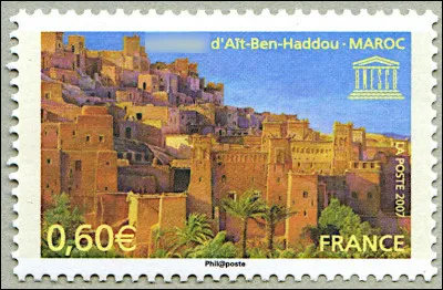 Dénommé "ighrem" en berbère, comme appelle-t-on communément un village fortifié d'architecture berbère en Afrique du Nord ?