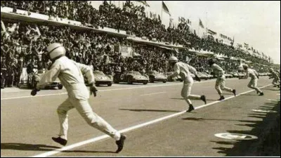 Jusqu'en quelle année les pilotes courent-ils au départ à leurs voitures garées en épis en face de la route ?