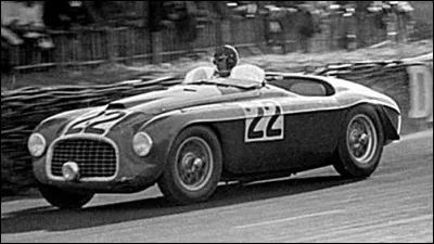 Quelle est la voiture n°22 qui remporte l'épreuve en 1949 ramenant ainsi la victoire pour la première fois à son constructeur ?