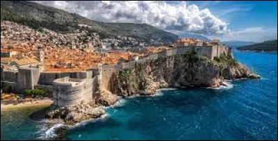 Dans quel pays trouve-t-on la ville de Dubrovnik ?