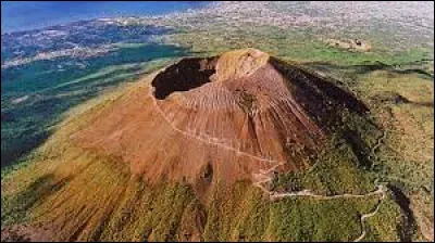 Parmi ces volcans, lequel ne se situe pas en Italie ?