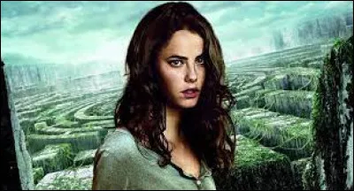 Comment s'appelle la seule fille du groupe, arrivée après tous les autres ?