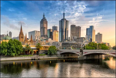 Géographie : Quel état australien ayant pour capitale Melbourne est le plus petit état continental australien ?