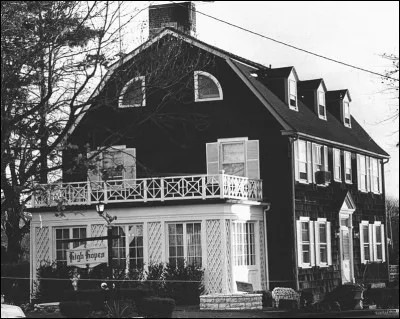 Comment est surnommée la maison d'Amityville, célèbre pour les phénomènes paranormaux qui y ont été observés en 1975 ?