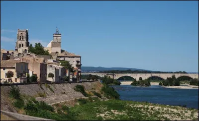 En 1951, quel aliment empoisonné a probablement été la cause d'une épidémie de crises hallucinatoires à Pont-Saint-Esprit, dans le Gard ?