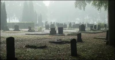 D'après certaines croyances, que mettait-on dans la bouche des défunts pour ne pas qu'ils reviennent à la vie ?