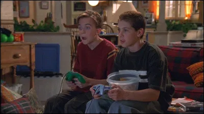 Quel petit boulot fait Malcolm afin de se payer un robot ?