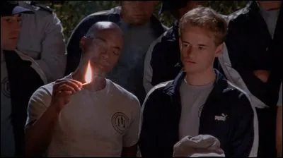 Que découvre Francis et son ami dans la cave de l'école militaire ?