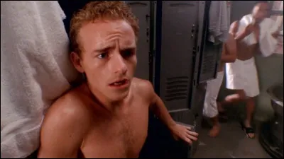 Comment s'appelle la poupée maléfique qui terrorise les élèves de l'école militaire ?