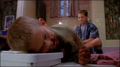 Pour voir quel film, Reese essaie-t-il de coucher Dewey ?