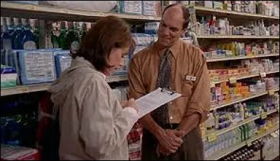 Que vole Dewey dans le magasin où travaille Loïs et qui entraîne son licenciement ?