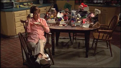 Lors de ce même épisode, Loïs retourne toute la maison dans l'espoir de retrouver quelque chose. Elle tombe ainsi sur une multitude de bêtises faites par son mari et ses enfants. Mais que cherche-t-elle ?