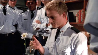 Pourquoi Loïs se rend-elle au chevet de Francis dans son école militaire ?